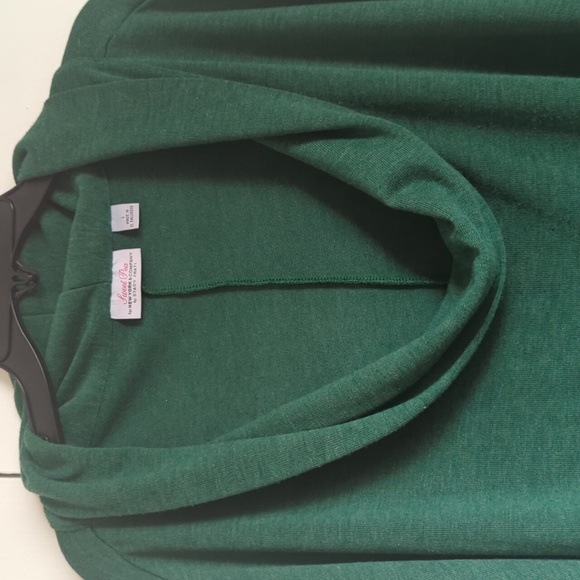 Green top - Picture 2 of 5